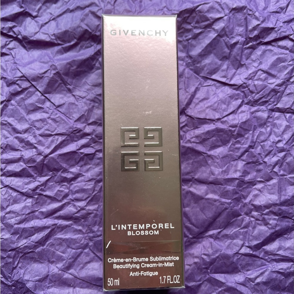 Givenchy- moisturizing anti fatigue spray